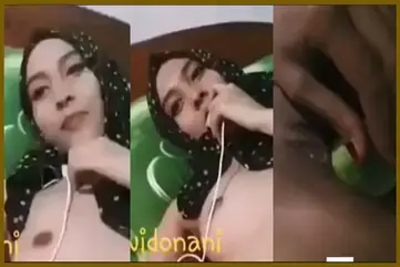 Cewe Jilbab Colmek Botol Dan Timun poster