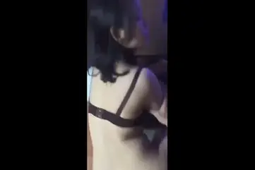 Gadis Cantik Pasrah Posisi Doggy Kasur BH Cokelat poster