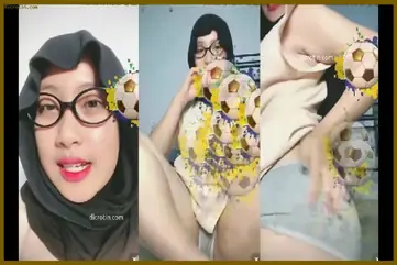 Nala Host Jilbab Kacamata Yang Pamer Memew Saat Live poster